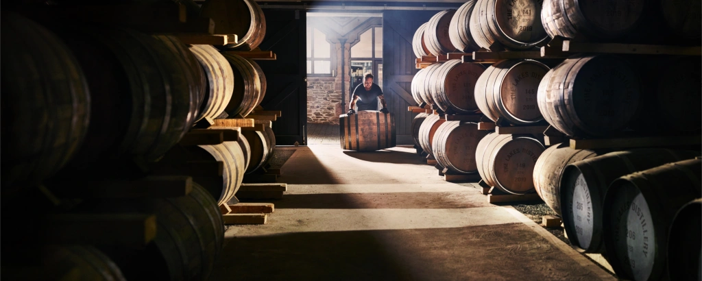 Vettek egy farmot a folyó mellett, öt év alatt építettek rekordokat döntő whisky- és ginfőzdét