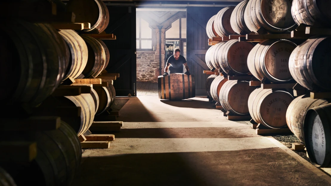 Vettek egy farmot a folyó mellett, öt év alatt építettek rekordokat döntő whisky- és ginfőzdét