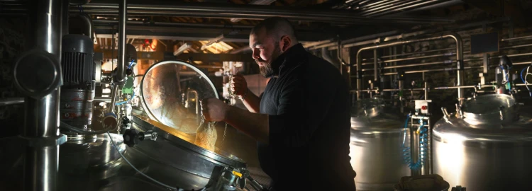 Vettek egy farmot a folyó mellett, öt év alatt építettek rekordokat döntő whisky- és ginfőzdét_2