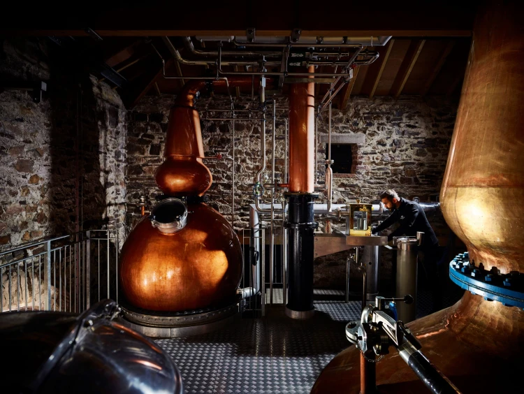Vettek egy farmot a folyó mellett, öt év alatt építettek rekordokat döntő whisky- és ginfőzdét_0