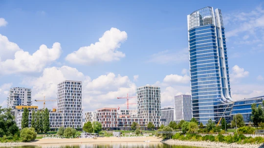 Még a választások előtt, szélsebesen költözik át a MÁV a magyar milliárdosokhoz köthető irodaházakba