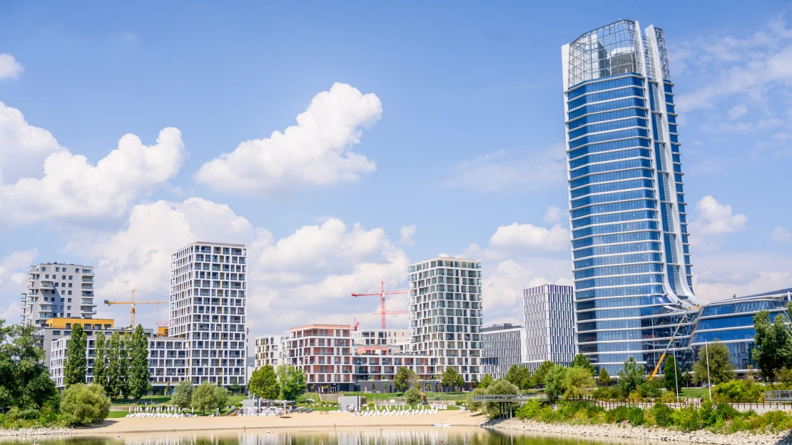 Még a választások előtt, szélsebesen költözik át a MÁV a magyar milliárdosokhoz köthető irodaházakba