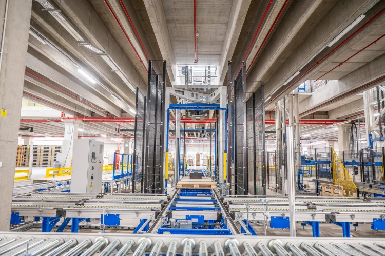 „Élmény volt itt targoncával száguldozni!” Mit tud egy 80 milliárdos, high-tech logisztikai központ? Megnéztük_8