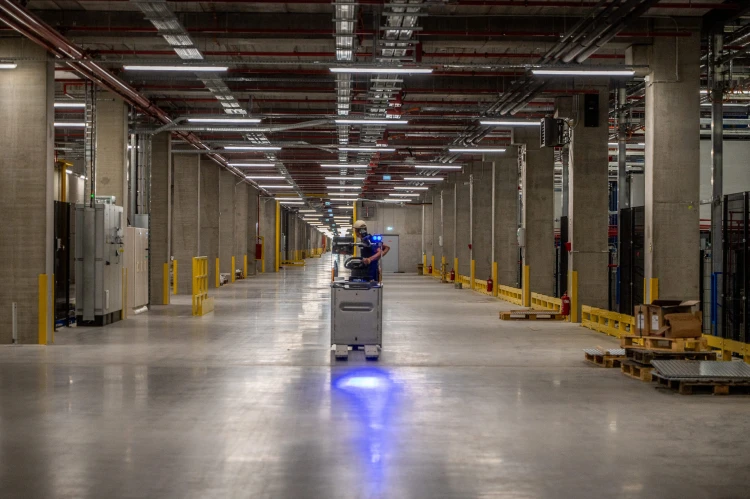„Élmény volt itt targoncával száguldozni!” Mit tud egy 80 milliárdos, high-tech logisztikai központ? Megnéztük_15