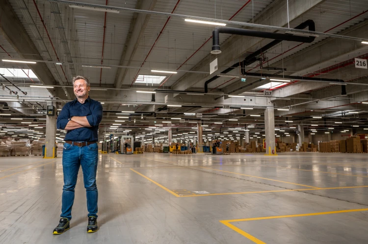 „Élmény volt itt targoncával száguldozni!” Mit tud egy 80 milliárdos, high-tech logisztikai központ? Megnéztük_29