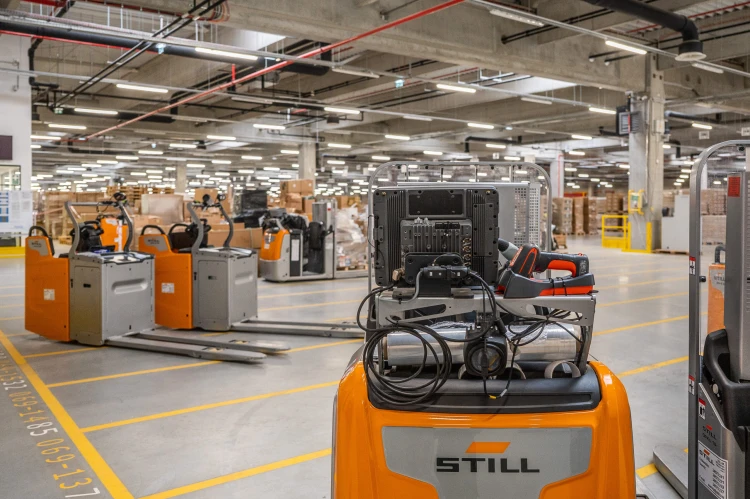 „Élmény volt itt targoncával száguldozni!” Mit tud egy 80 milliárdos, high-tech logisztikai központ? Megnéztük_36