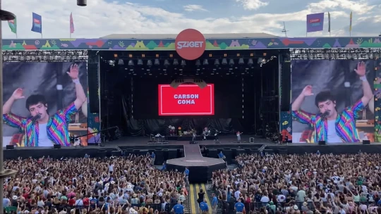 „15-én Barni OFF (kivéve, ha az Arctic Monkeys előtt játszunk)” – Forbes 30/30-as arcok a Sziget nagyszínpadán