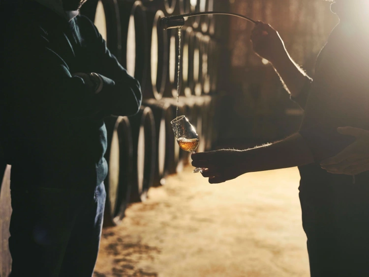 Vettek egy farmot a folyó mellett, öt év alatt építettek rekordokat döntő whisky- és ginfőzdét_7