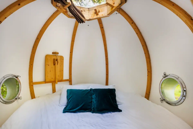Betonbunker, hobbitlak, daru − 8 extrém Airbnb-szállás, nem is olyan drágán_2