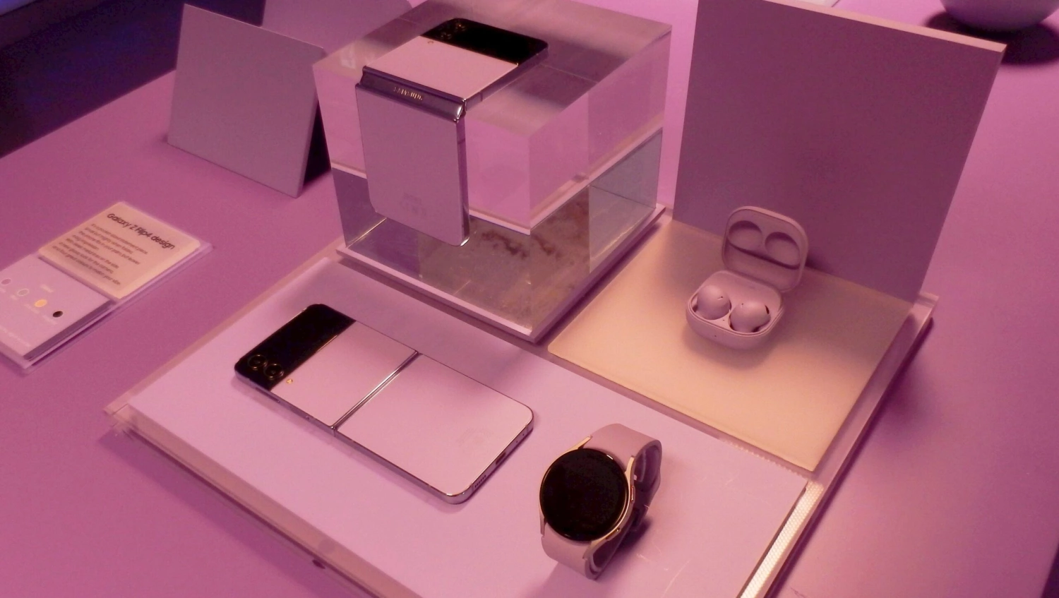 Leleplezte új csúcsmobiljait a Samsung, itt vannak a futurisztikus, hajtogatható telefonok