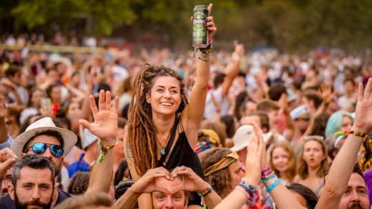 Eltűnnek a mobil WC-k, lesz árstop, Billie Eilish először lép fel – mire készül a Sziget? És mennyit faragtak a veszteségeikből?