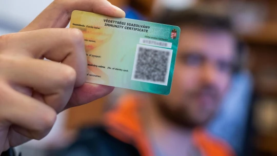 Változás jön a védettségi igazolványnál
