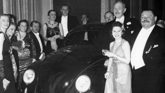 Az év üzlete, hogy tőzsdére megy a Porsche, de a náci múlttal még mindig nem tudtak szembenézni – interjú