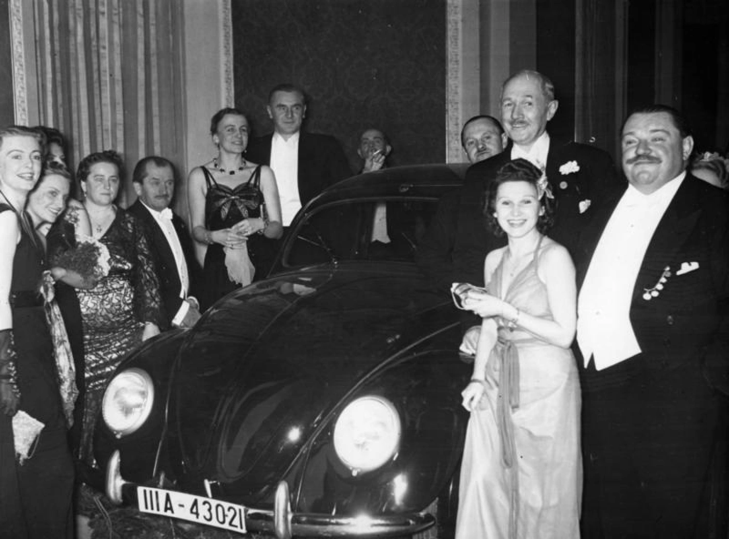 Az év üzlete, hogy tőzsdére megy a Porsche, de a náci múlttal még mindig nem tudtak szembenézni – interjú