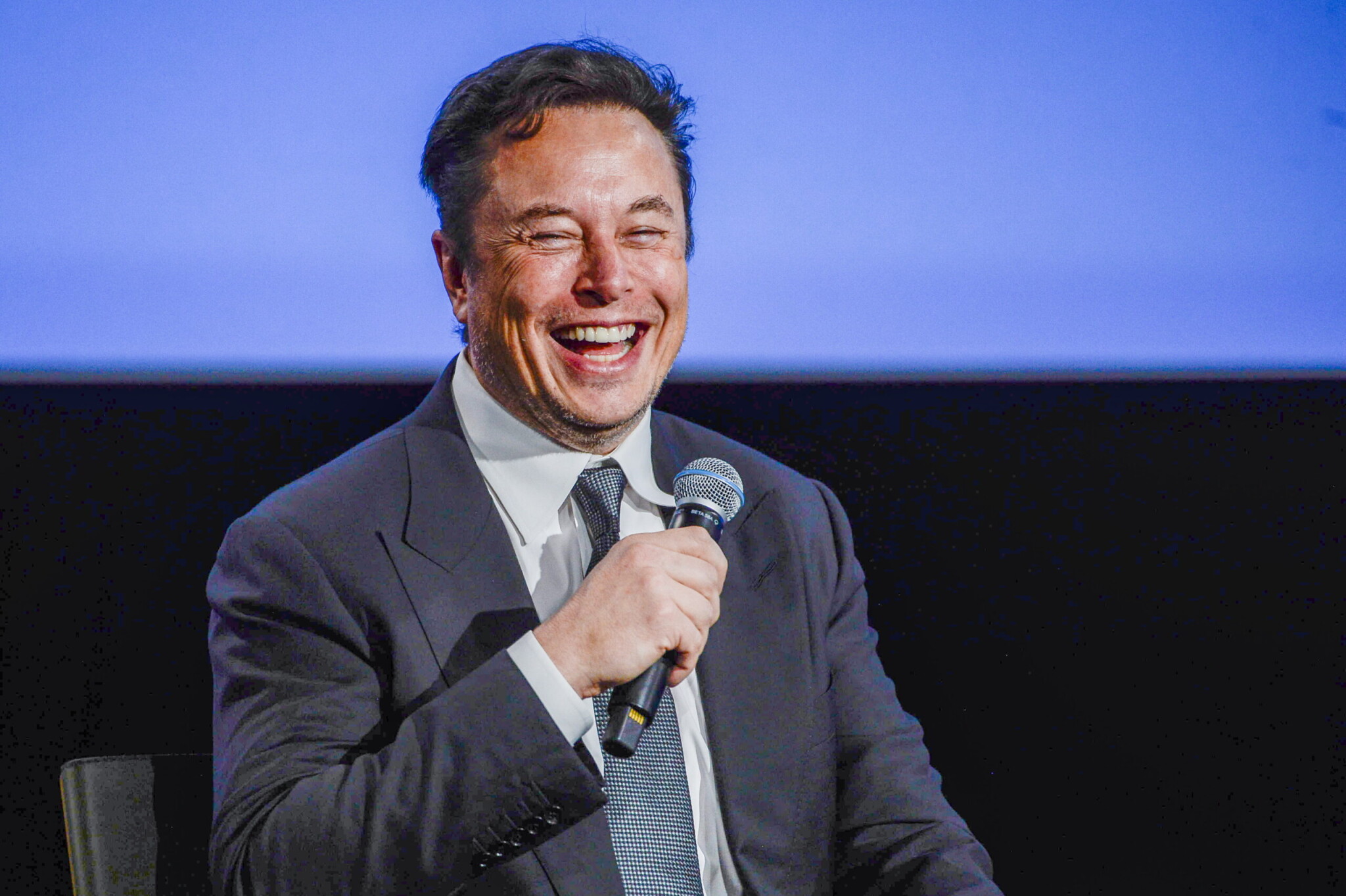 Elon Musk bemutatta Grokot, a ChatGPT szellemesnek szánt versenytársát