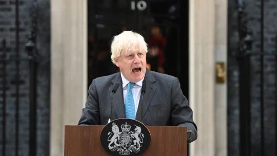 Boris Johnson leköszönő beszédében pirított oda az őt kiebrudaló konzervatívoknak