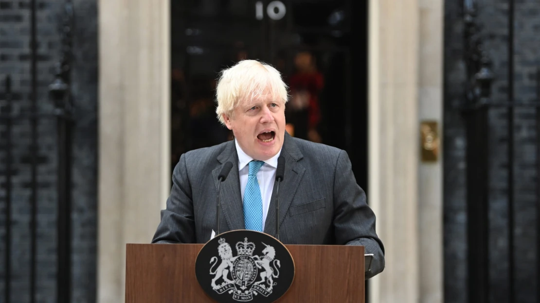 Boris Johnson leköszönő beszédében pirított oda az őt kiebrudaló konzervatívoknak
