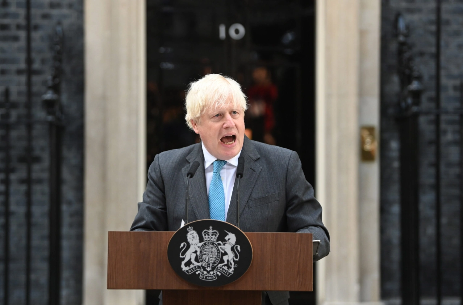 Boris Johnson leköszönő beszédében pirított oda az őt kiebrudaló konzervatívoknak