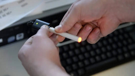 Bekeményített a GVH, Elf Bar-webshopokat záratnak be
