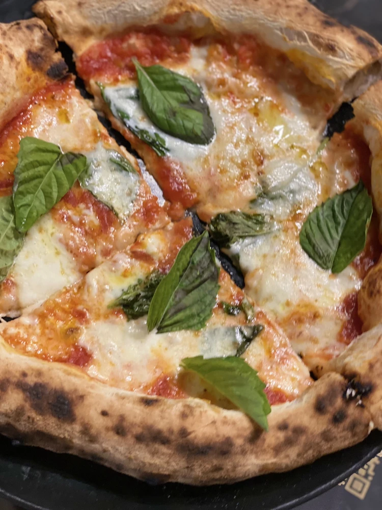 Melyik városban van a világ legjobb pizzája és a világ legnagyobb palotája?_0