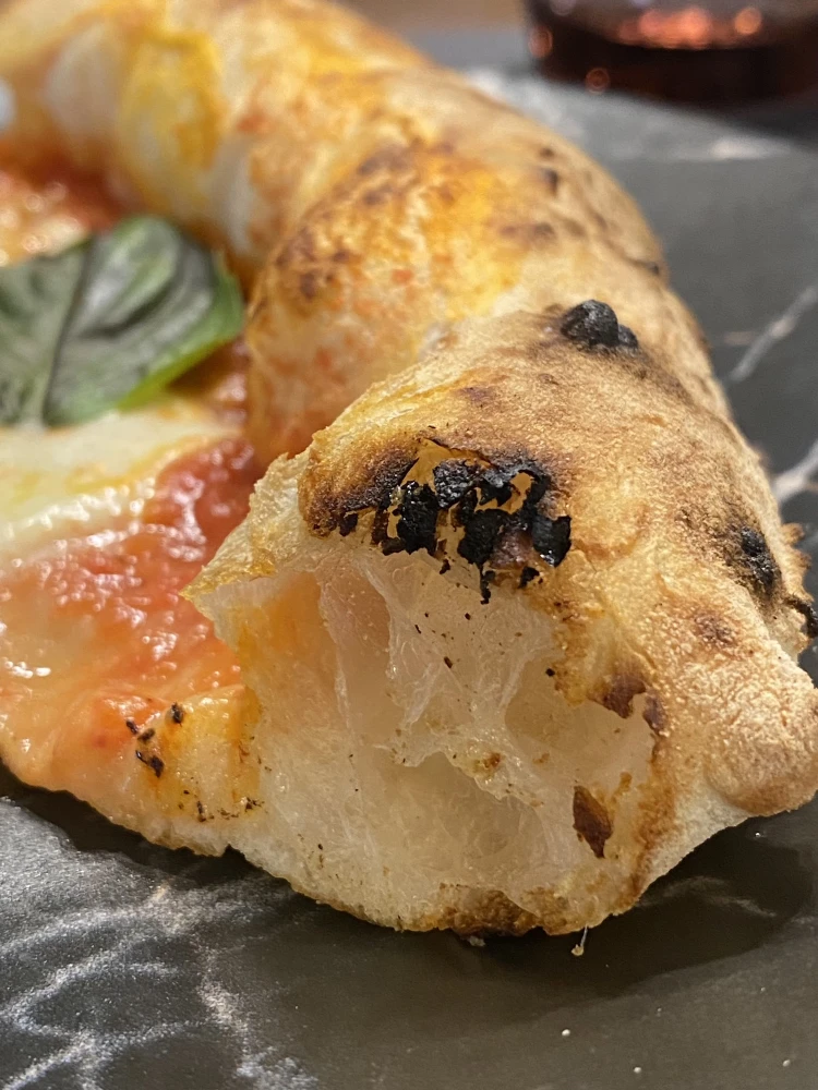 Melyik városban van a világ legjobb pizzája és a világ legnagyobb palotája?_1