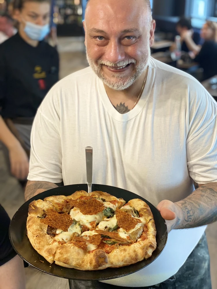 Melyik városban van a világ legjobb pizzája és a világ legnagyobb palotája?_2
