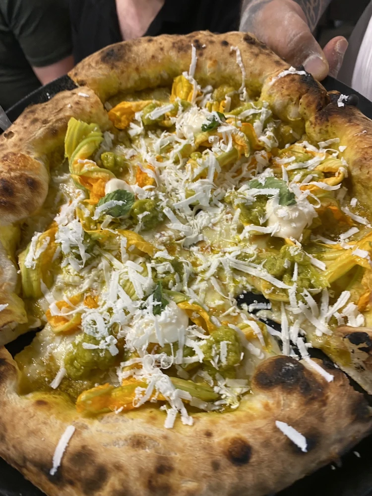 Melyik városban van a világ legjobb pizzája és a világ legnagyobb palotája?_3