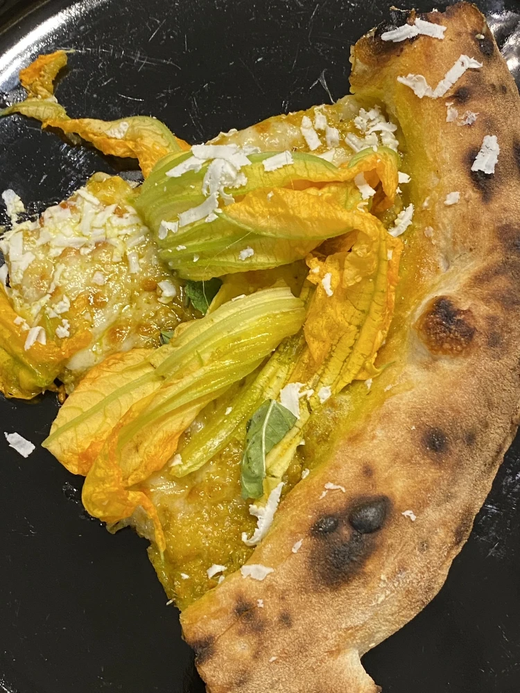 Melyik városban van a világ legjobb pizzája és a világ legnagyobb palotája?_4