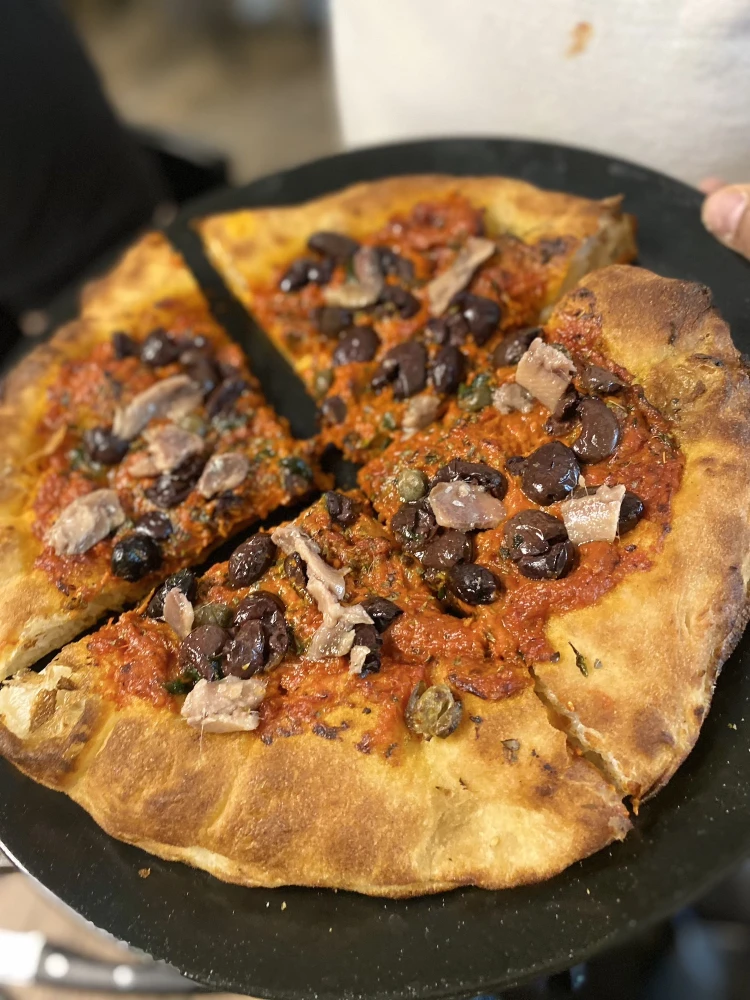 Melyik városban van a világ legjobb pizzája és a világ legnagyobb palotája?_5