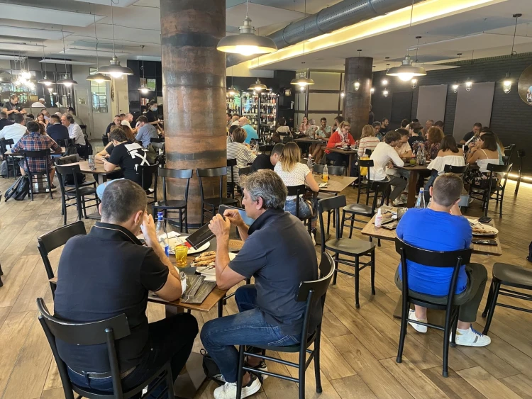 Melyik városban van a világ legjobb pizzája és a világ legnagyobb palotája?_7