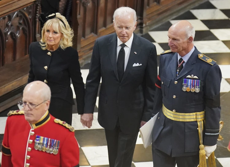 Nagy-Britannia elcsendesült – így érkeztek a résztvevők II. Erzsébet búcsúszertartására_11