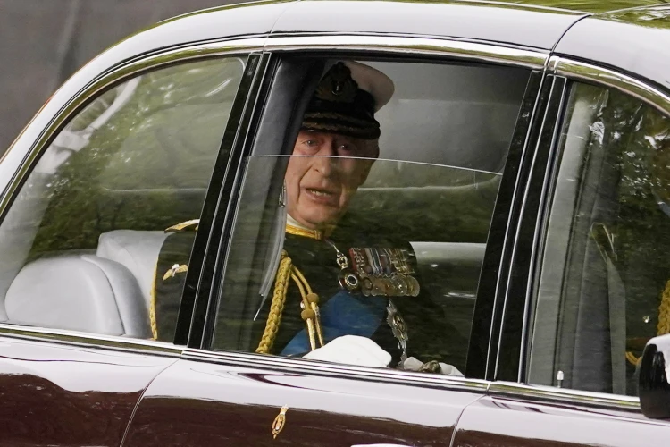 Nagy-Britannia elcsendesült – így érkeztek a résztvevők II. Erzsébet búcsúszertartására_4