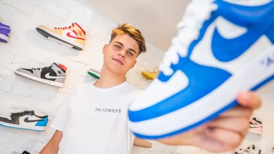 A középiskolában átnéztek rajta, de mire leérettségizett, igazi sneaker-paradicsomot épített