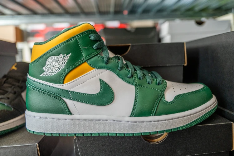 A középiskolában átnéztek rajta, de mire leérettségizett, igazi sneaker-paradicsomot épített_2