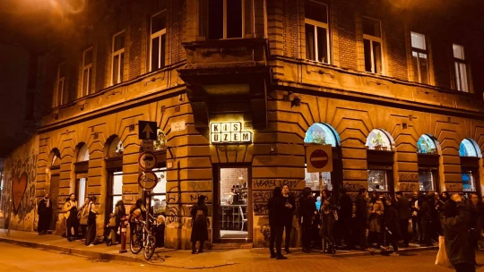 Szavaztak arról, tényleg bezárjon-e a bulinegyed éjfél után