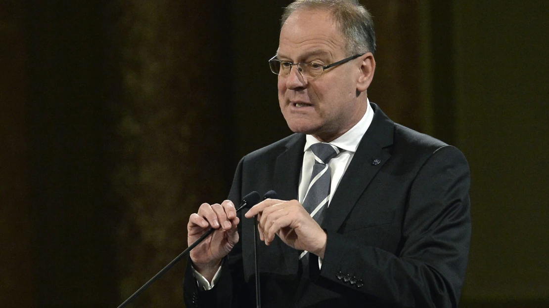 A kormány két minisztere is kiállt az üzleti világ elé: pénz lesz, nem recesszió