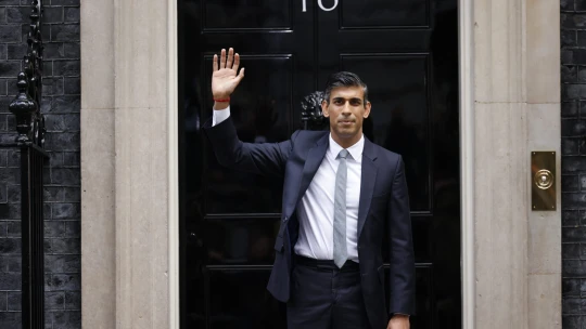 Még a királynál is gazdagabb – Mekkora vagyona van a brit miniszterelnöknek?