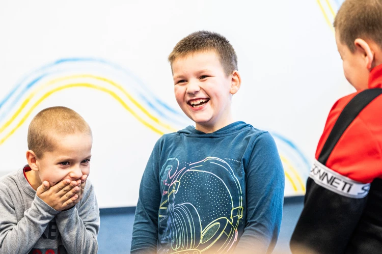 Odajött hozzám egy kislány, és egy percen keresztül szorítva ölelt magához – így segítik a magyar civilek az ukrán menekült gyerekeket_5