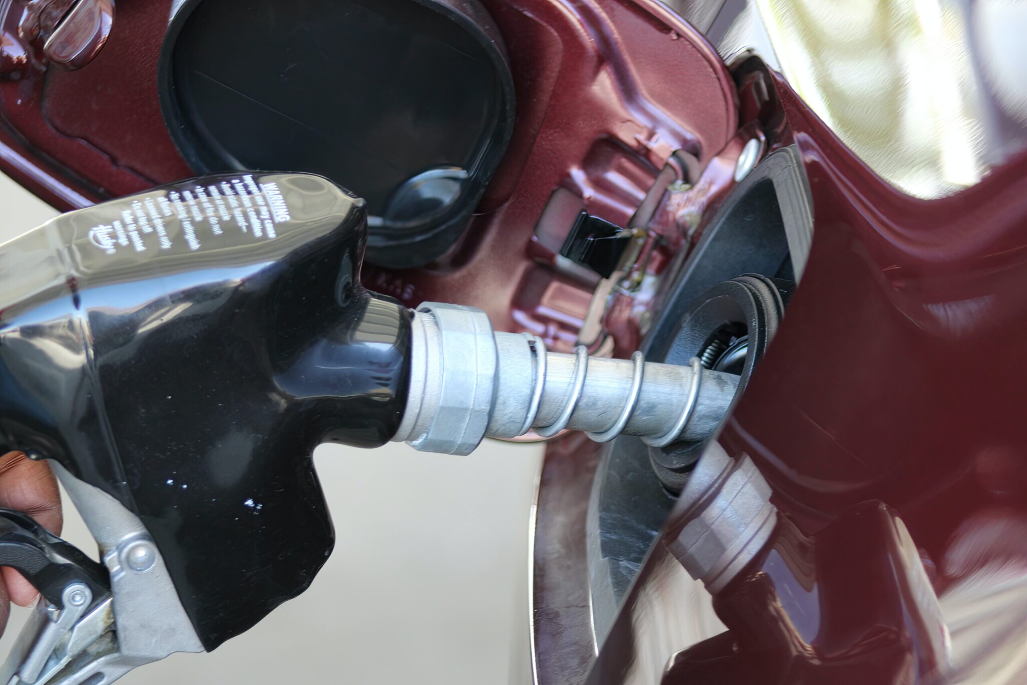 Tankolás: a benzinesek fellélegezhetnek, a dízelesek foghatják a fejüket holnaptól