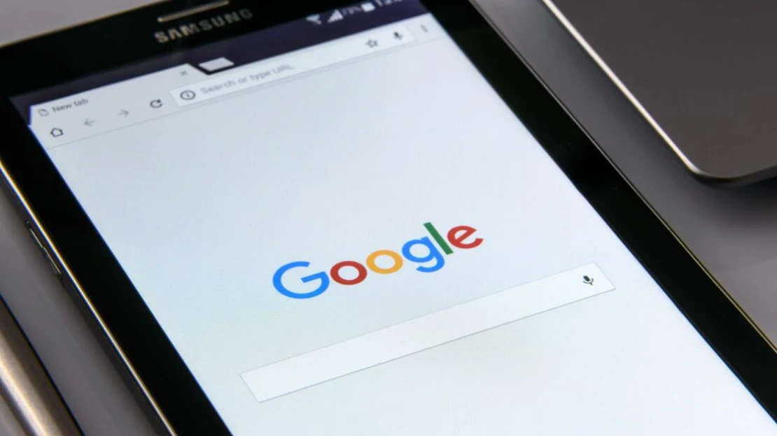 Itt egy videó arról, hogyan örültek az első csekknek a Google alapítói