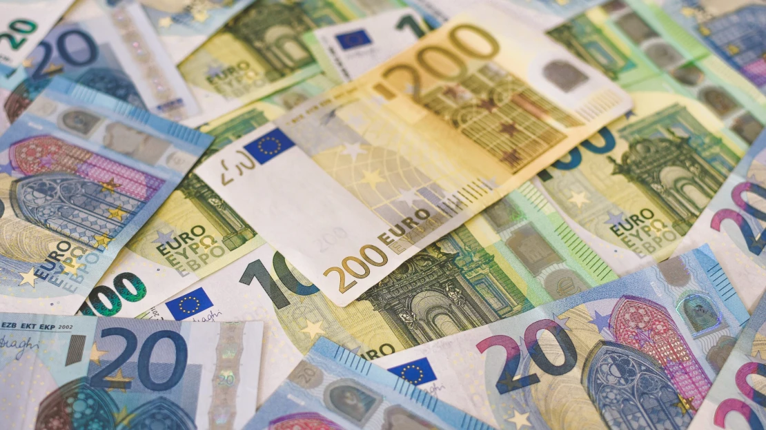 Gyengül a forint, átbillen a lélektani határon?