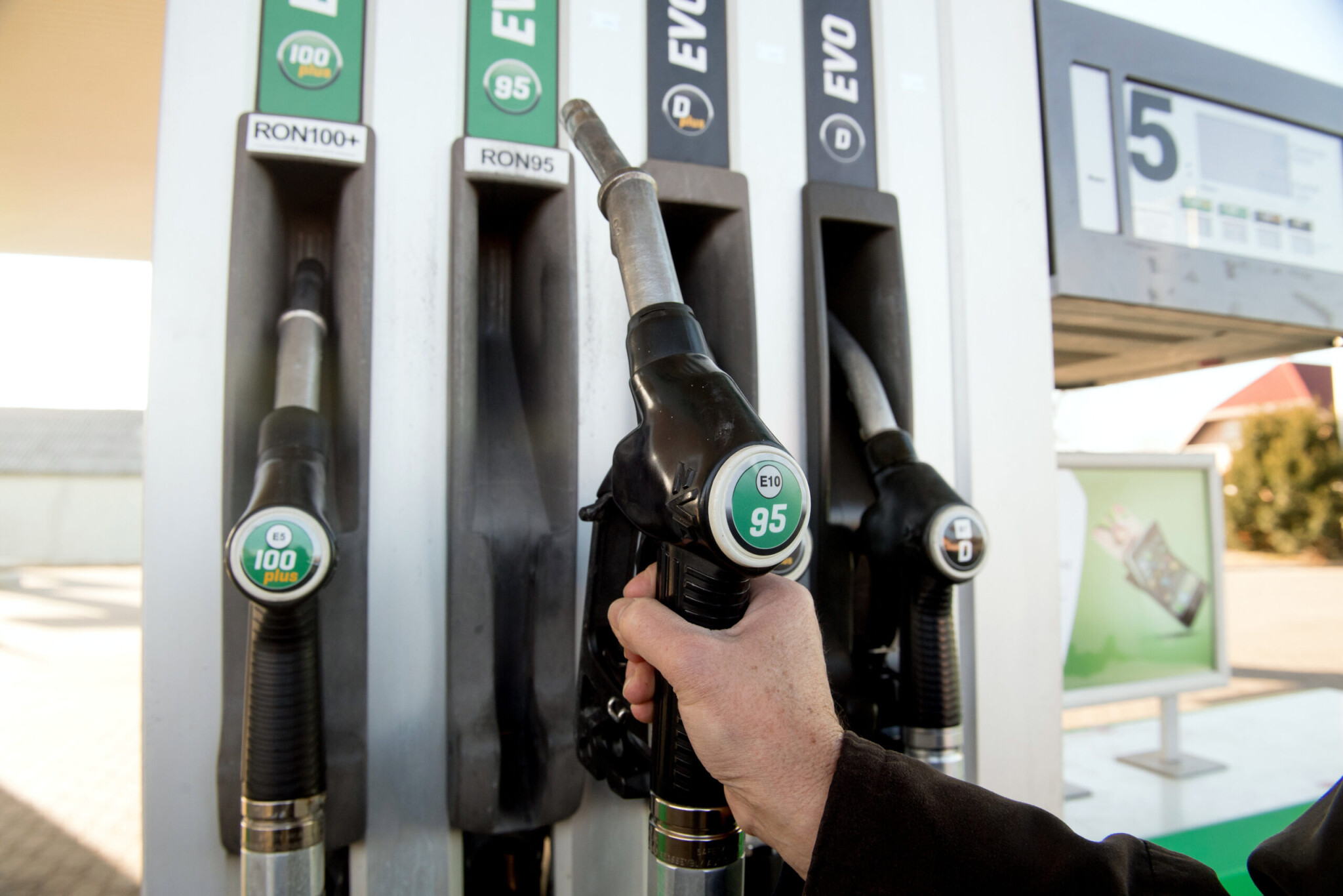 Benzinár: újabb csökkenés jön mától