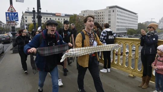 40 városban folytatódnak pénteken a tanárok melletti tüntetések