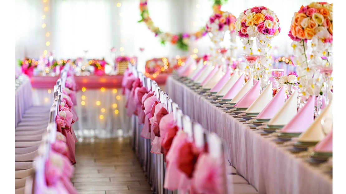 A fényes néhanap díszítői vagyunk