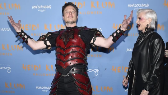 Elon Musk gyertyafényes bejelentkezése: túl sok a dolgom