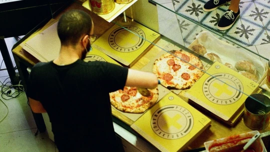 A budapesti pizzéria 3,7 milliós villanyszámlával ünnepli a karácsonyt