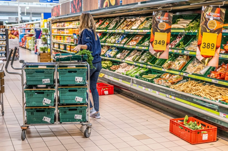 Dübörög az infláció, de sörön és cigin nem spórolunk – miből veszünk mégis kevesebbet?