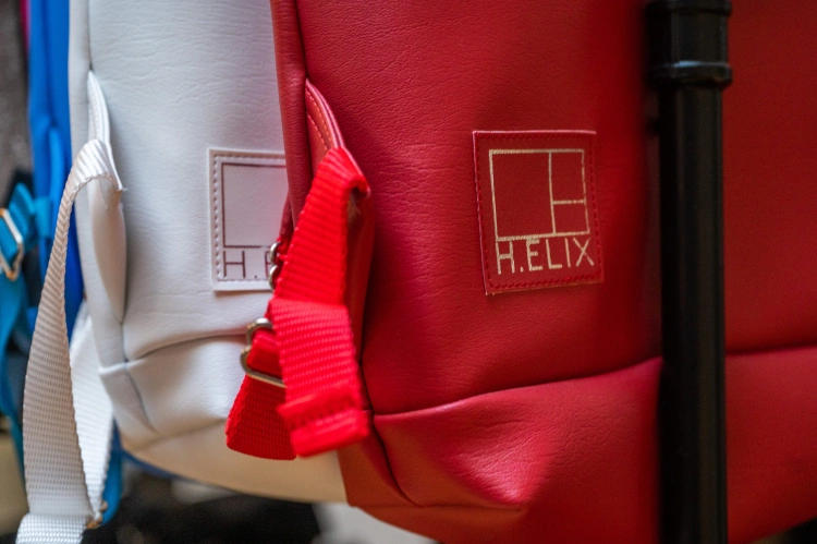 A bringájára kötve hordta a textilt Csepelről, ma évi 1000 táskát adnak el – így lépett szintet a Helix_3