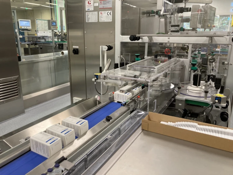Elég egy hiányzó címke is, hogy leálljon a termelés – megnéztük, hogyan jut el a gyógyszered a labortól a patikáig_1