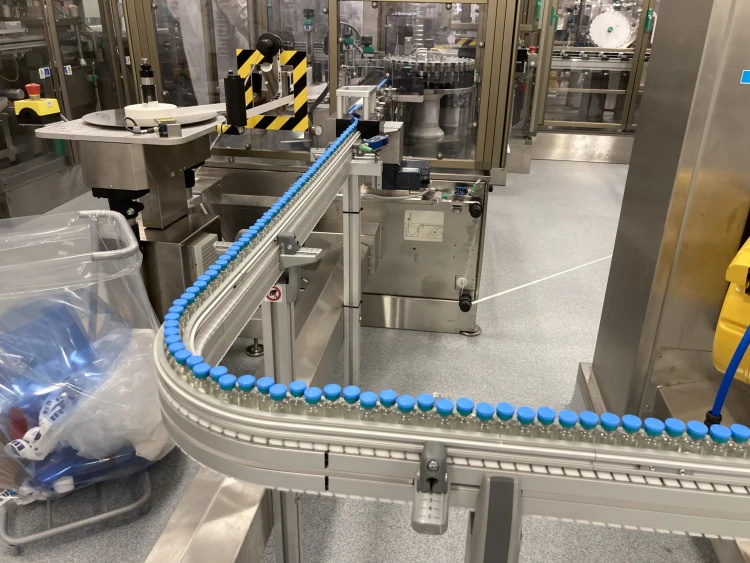 Elég egy hiányzó címke is, hogy leálljon a termelés – megnéztük, hogyan jut el a gyógyszered a labortól a patikáig_2